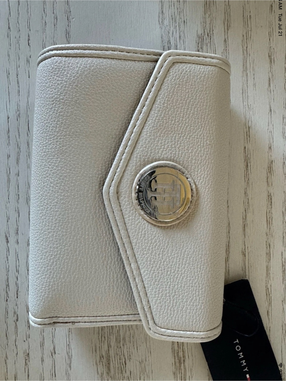 Tommy Hilfiger Off-White Pebbled Zip Around Wallet